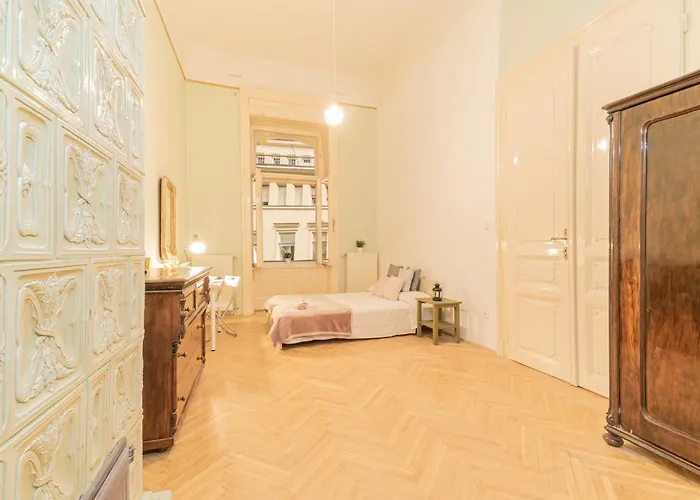 Cozy Apartment In The Heart Of Budapest, 5 Bedrooms