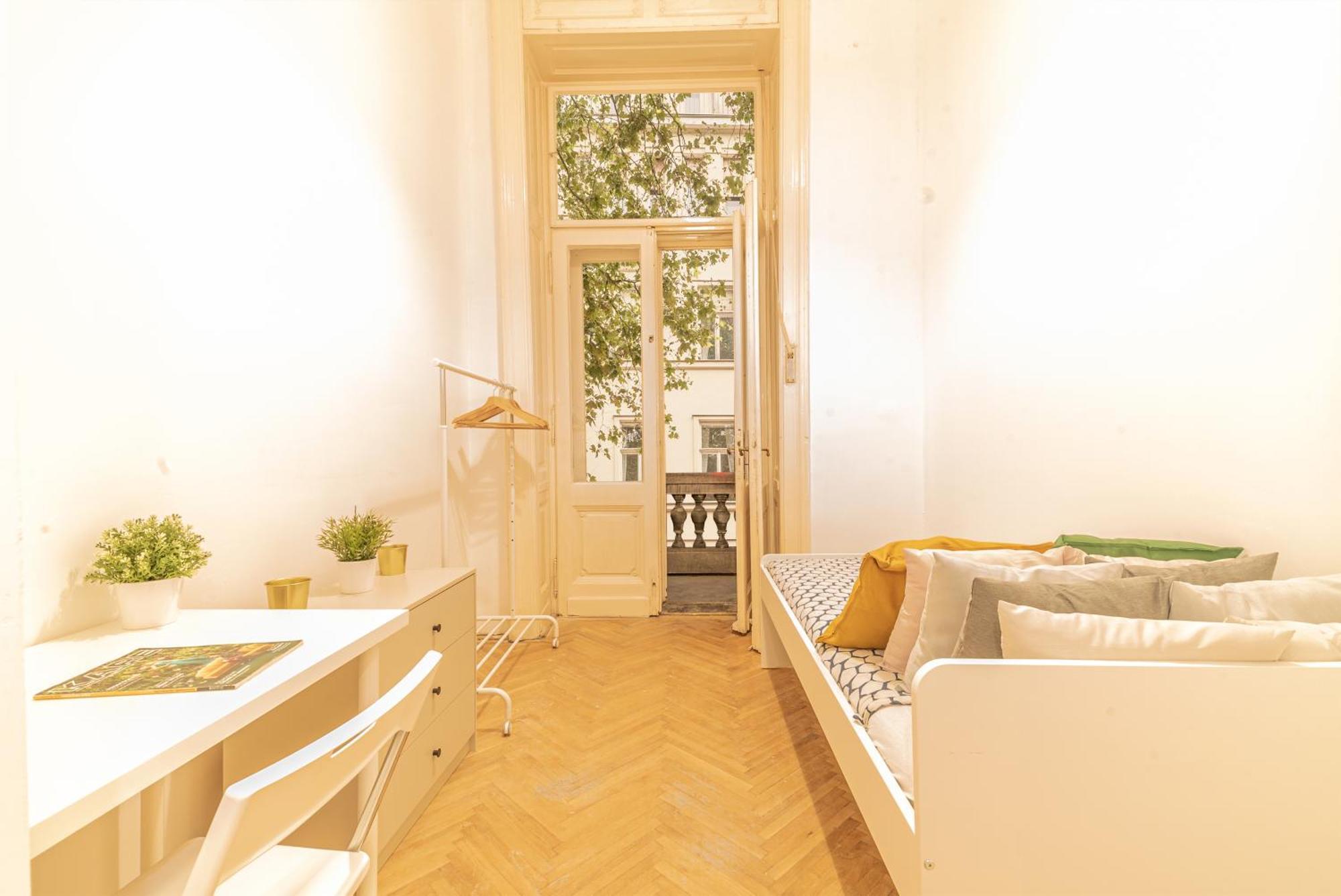 Cozy In The Heart Of Budapest, 5 Bedrooms Apartment